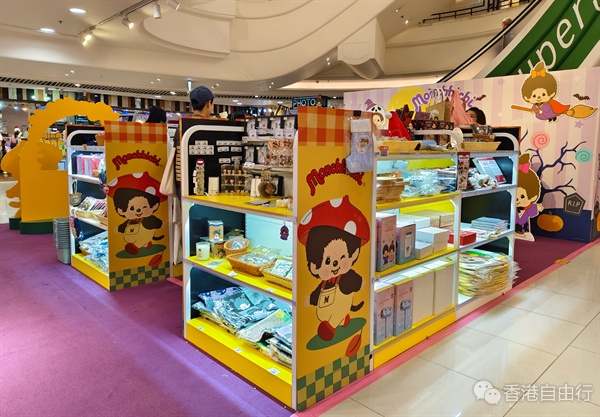香港萬圣狂歡 Monchhichi萌趣萬圣節(jié) × 療愈秋期間限定店，打造奇幻家居體驗(yàn)